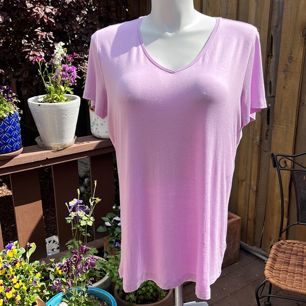 Short sleeve, lavender, V-neck tee